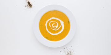 Möhren-Karotten Suppe mit gelben Curry Eine Suppe mit Möhren-Kartoffeln und Curry