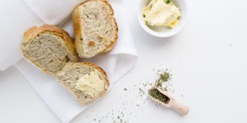 Bärlauch-Butter mit Wildkräutern