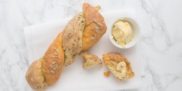 Ein Baguette mit zwei Geschmacksrichtungen und einer leckeren Bärlauchbutter
