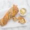 Ein Baguette mit zwei Geschmacksrichtungen und einer leckeren Bärlauchbutter